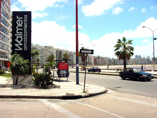 Playa Pocitos desde la Plaza Gomensoro
