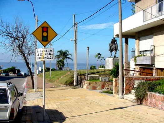 Av. F. Solano L�pez entre Mahoma y Rambla de Chile