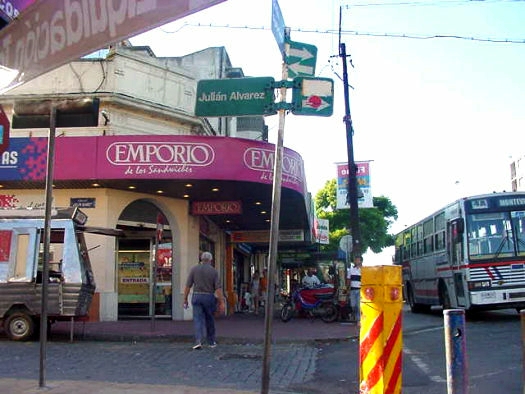 Agraciada esquina Juli�n Alvarez