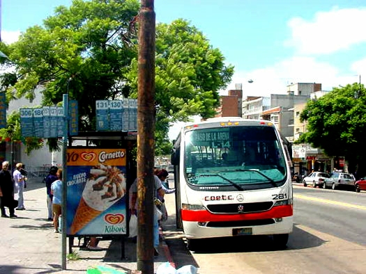 Agraciada esquina Jos� Freire