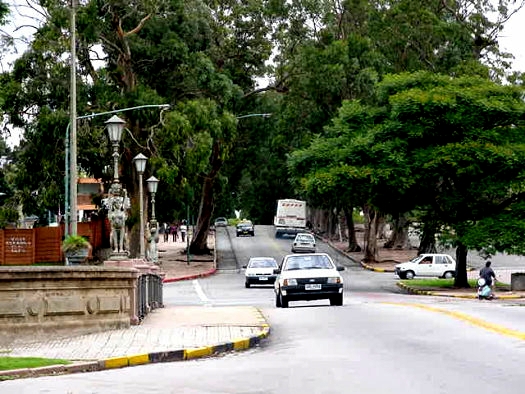 Av. Buschental desde el puente sobre el Miguelete