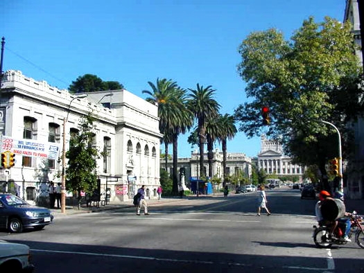 Av. Gral. Flores esquina Isidoro de Mar�a (Facultad de Qu�mica)