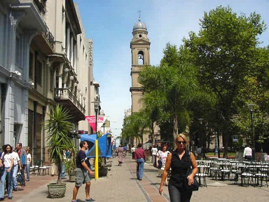 Peatonal Sarand� entre Juan Carlos G�mez e Ituzaing�
