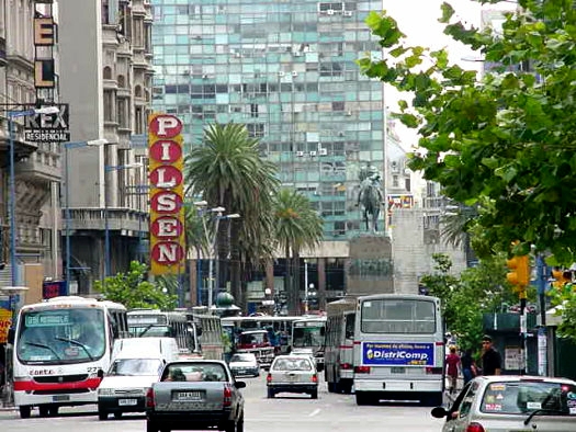Plaza Independencia desde 18 de Julio y Convenci�n
