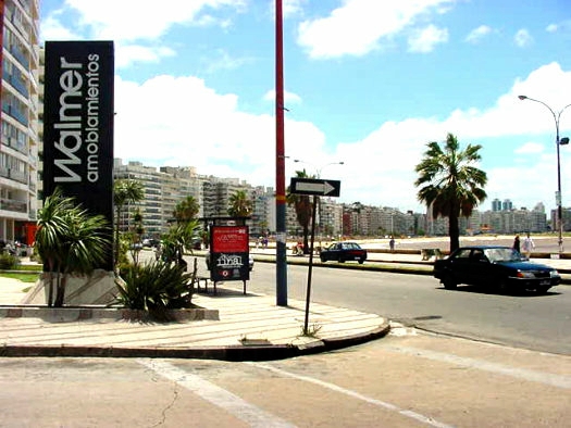 Playa Pocitos desde la Plaza Gomensoro