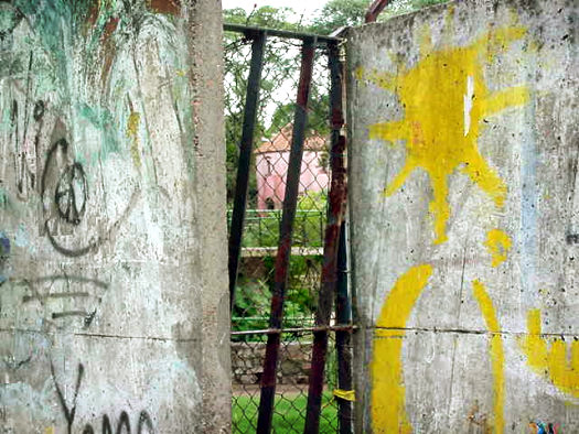 Rosell y Rius esquina Videla (muro del zoológico)